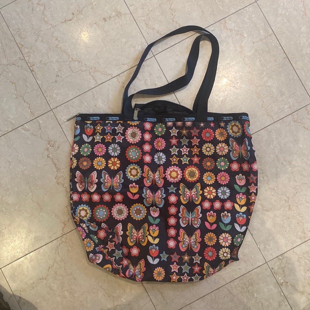 Lesportsac large pattern zipper tote